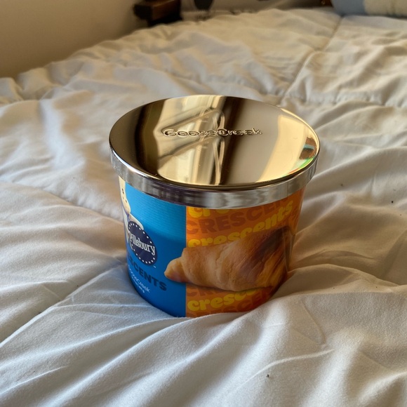 NWOT Pillsbury x GooseCreek Crescent Roll Scented 3-Wick Large Candle - Picture 6 of 7